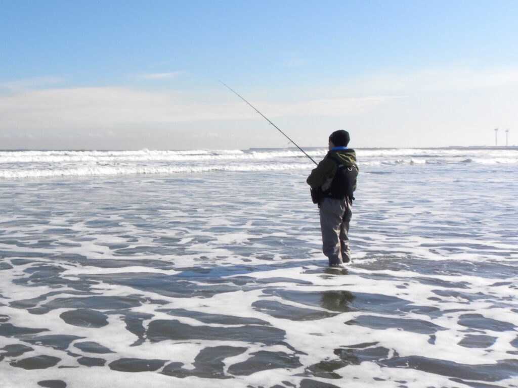 シーバス釣りにおすすめのウェーダーでシーバス釣り