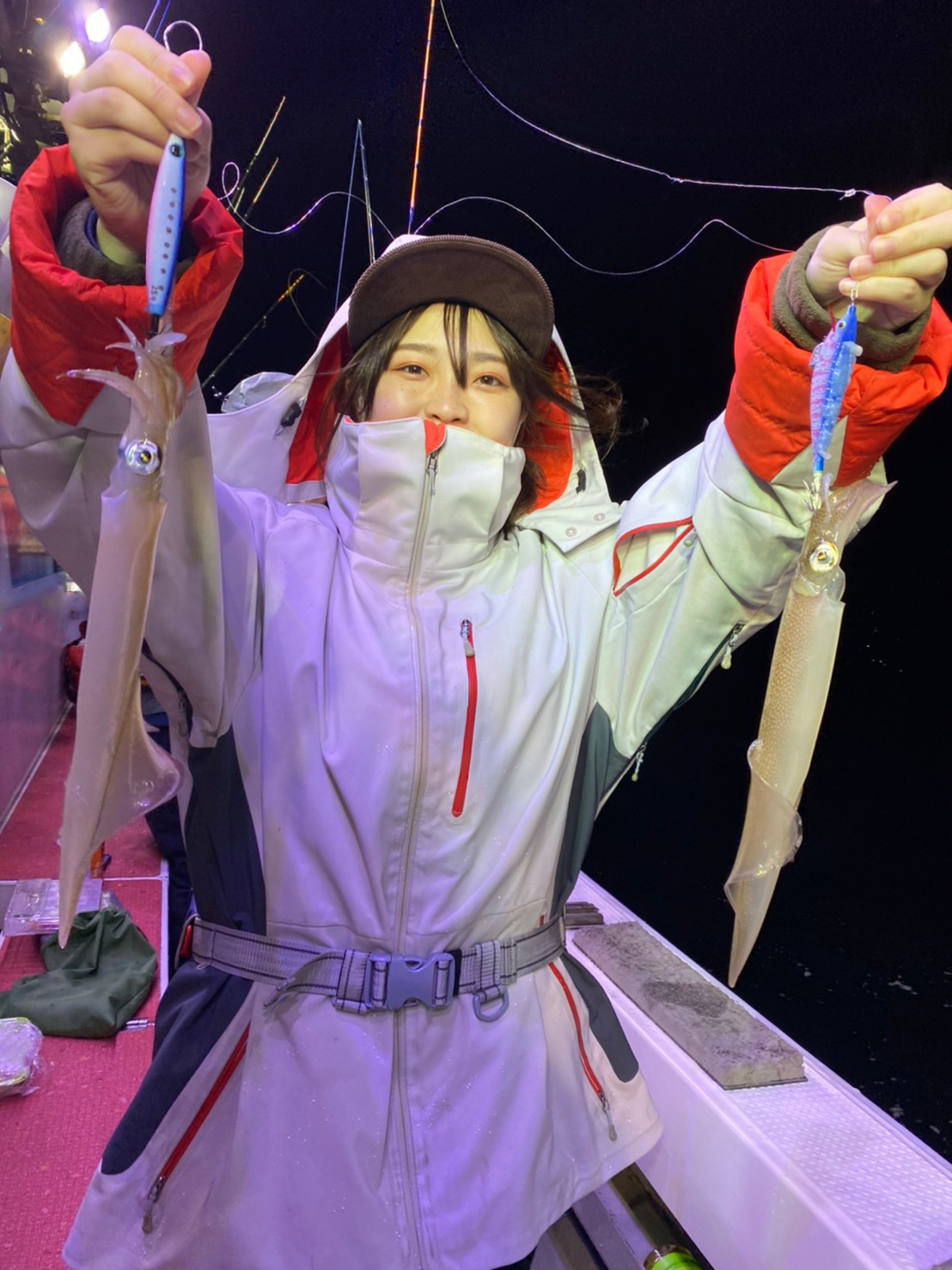 レディース釣り用ウェアを着て釣りをする女性