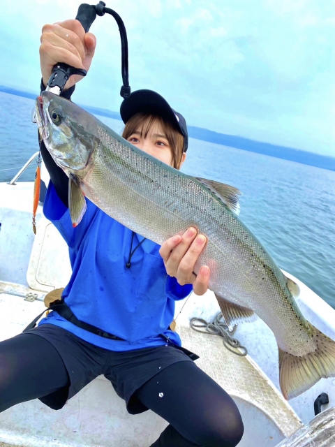 レディースの釣り用ウェアを着て釣り