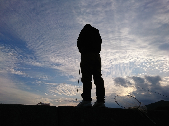 ゴアテックスの釣り用防寒着を着て釣り