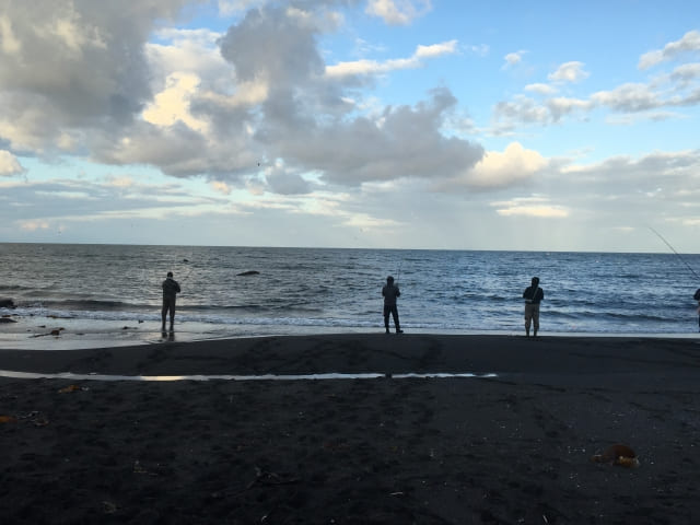 フローティングベストを着て釣りをする人達