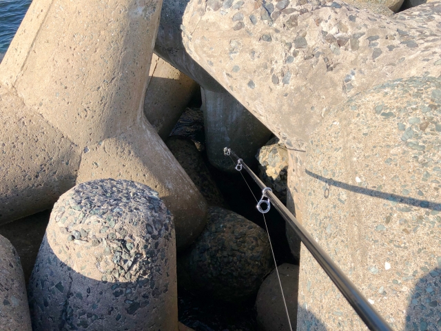 カサゴが釣れる場所で穴釣り